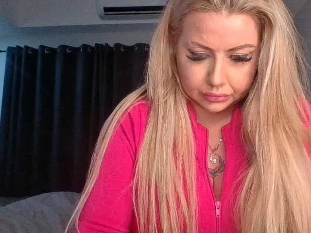BlondeDollTia on BongaCams 