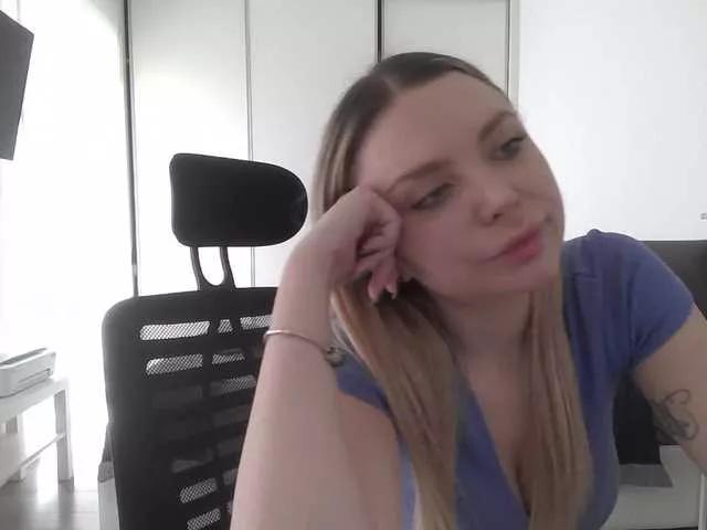 Blondie8853 on BongaCams 