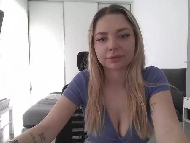 Blondie8853 on BongaCams 
