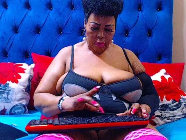 Ebonycandy10 on BongaCams 