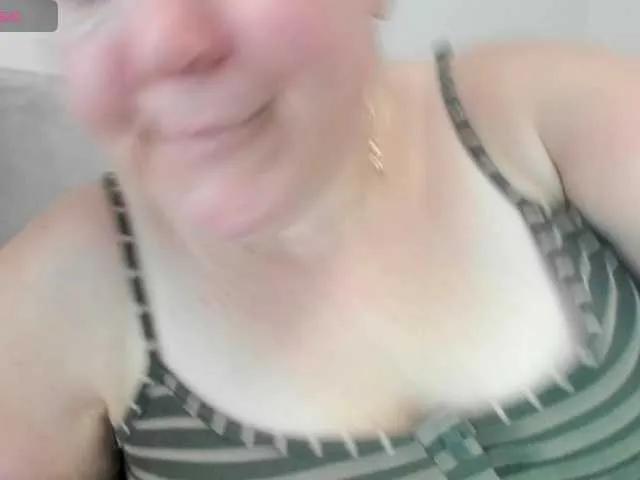 Evajolie from BongaCams