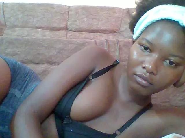 Hornyqueen4 on BongaCams 