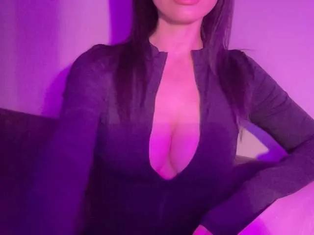 KinaGlow from BongaCams