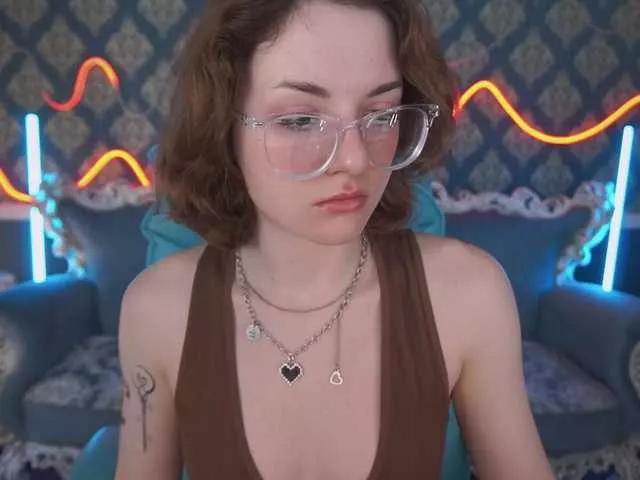 KiraFoxik on BongaCams 
