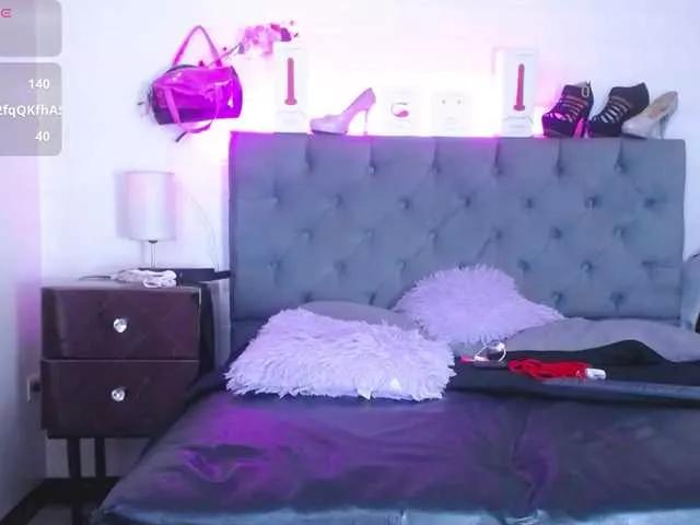 louise-nails on BongaCams 