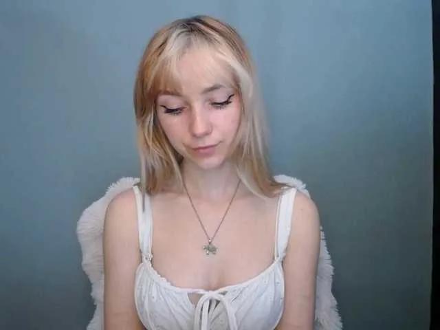 Offline LuciaLovely on BongaCams