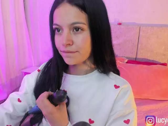 LucyEvanss on BongaCams 