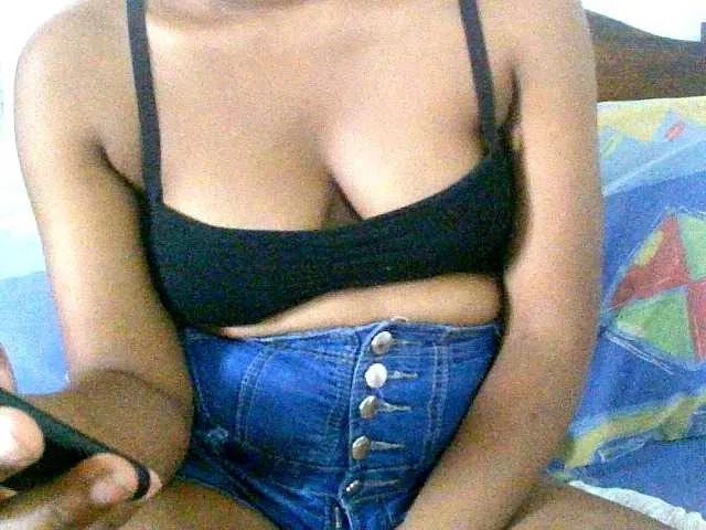 MaelahLove on BongaCams 