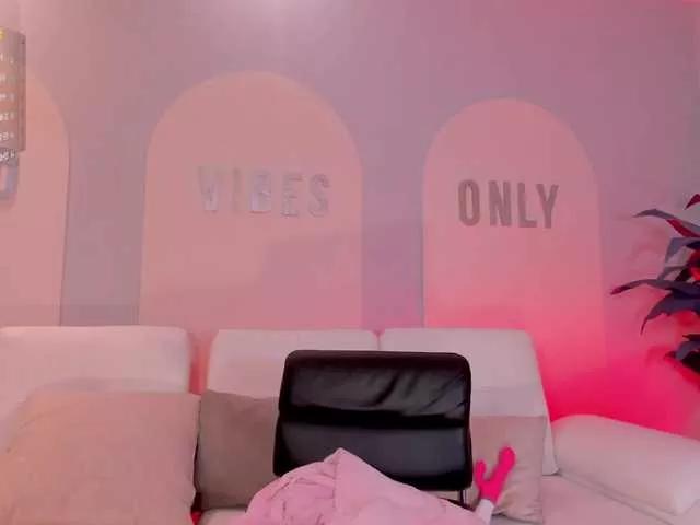MiaRoberts1 on BongaCams 