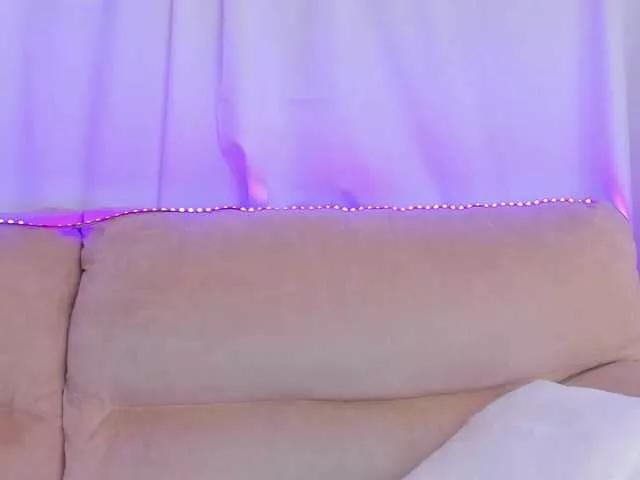 MikaSnake on BongaCams 