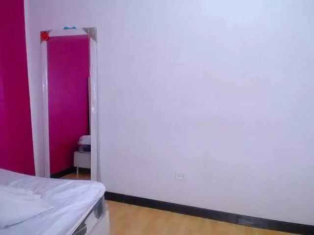 tiny-sarah1 on BongaCams 