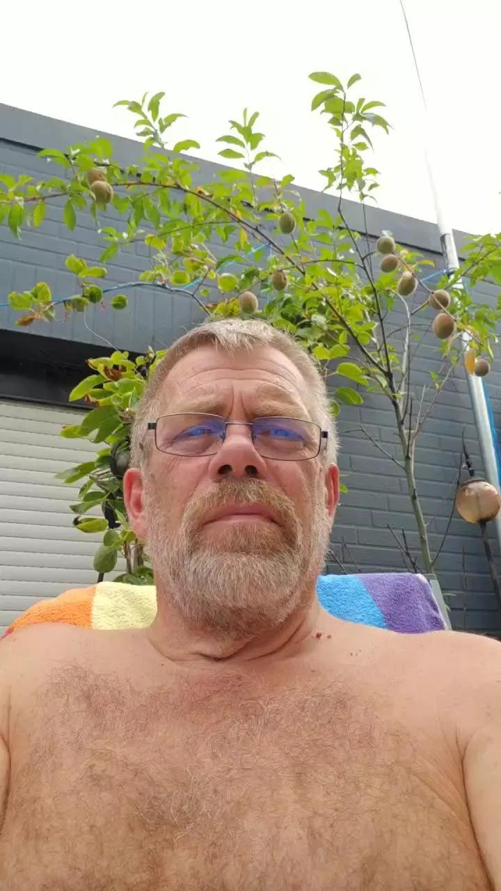 bbtomRE on Cam4