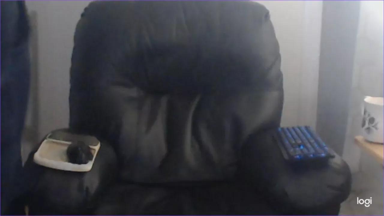 behindu123 on Cam4 