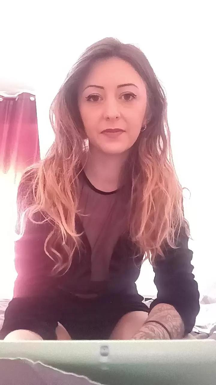 Emmaqueen75 on Cam4 