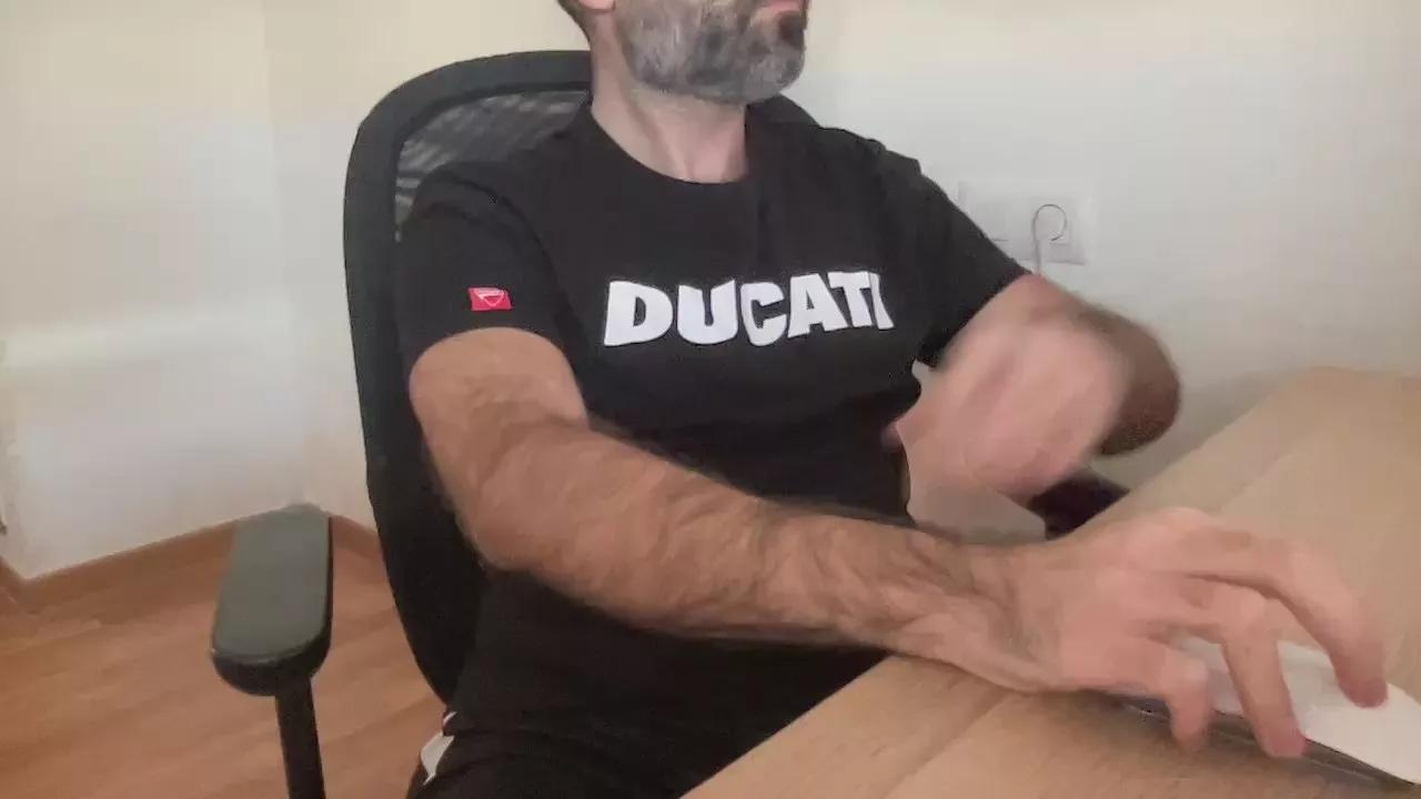 hairywanker35 on Cam4 