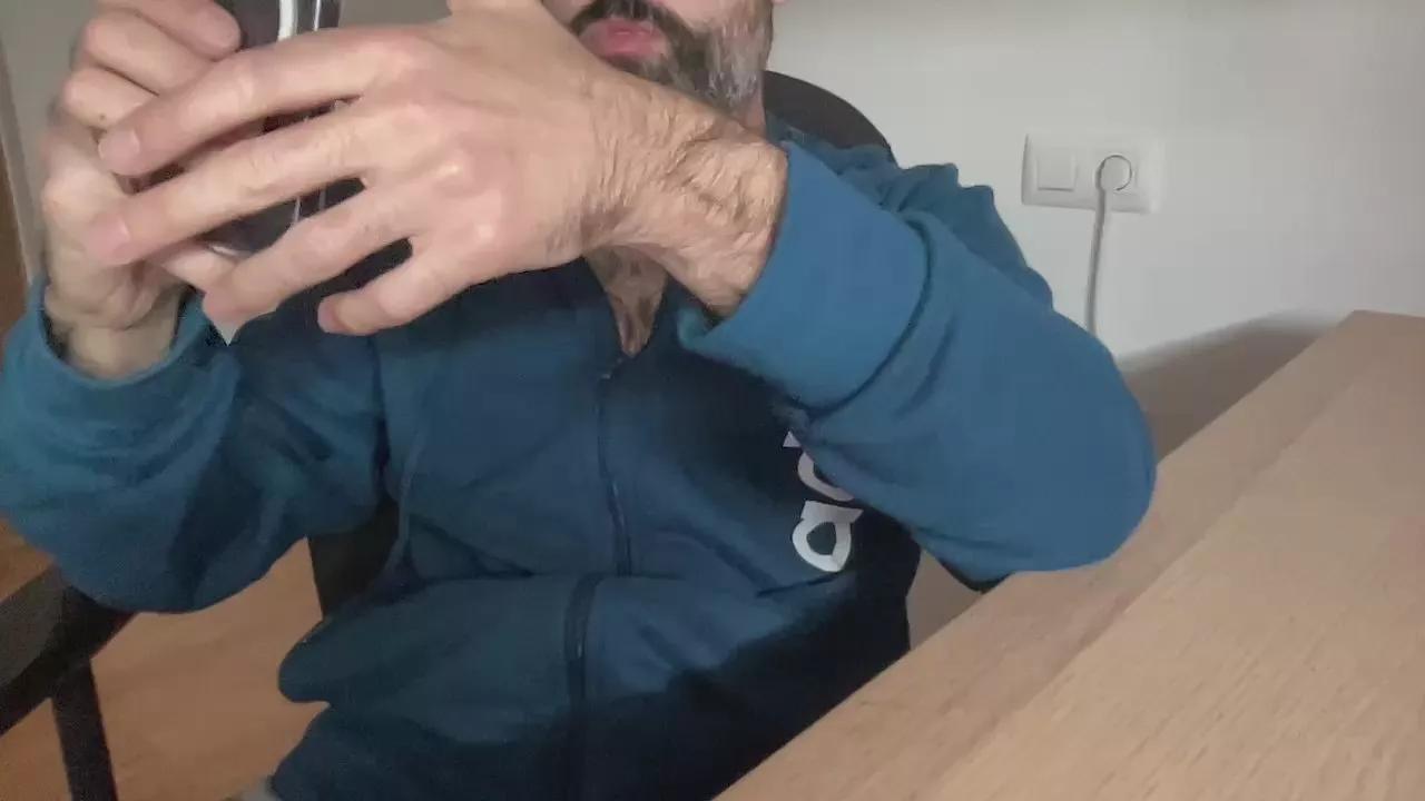 hairywanker35 on Cam4 