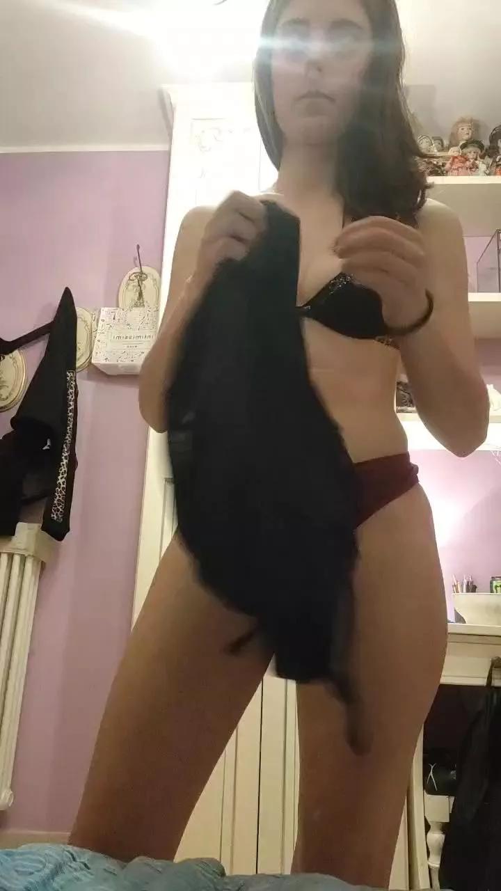 KellyDevineMeow on Cam4 