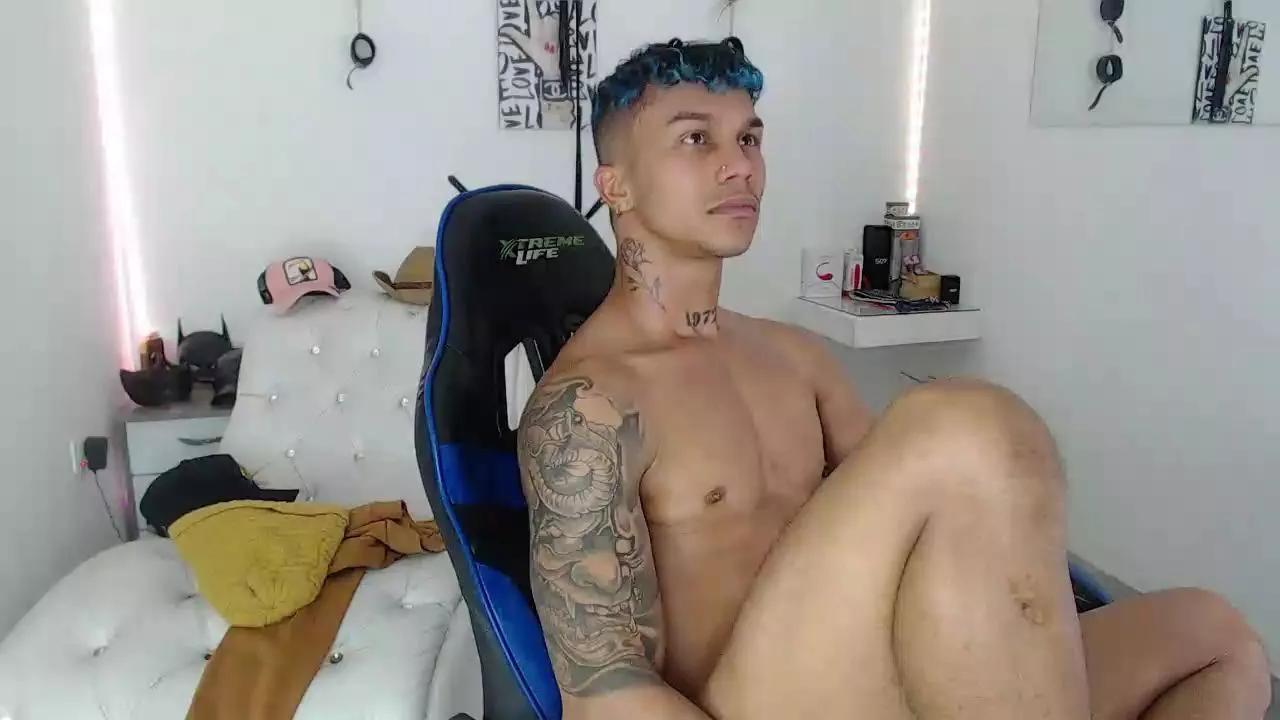 Leonard_Price on Cam4 