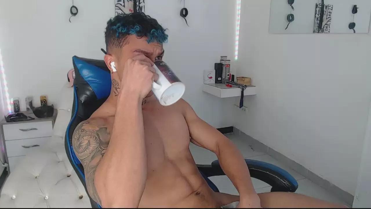 Leonard_Price on Cam4 