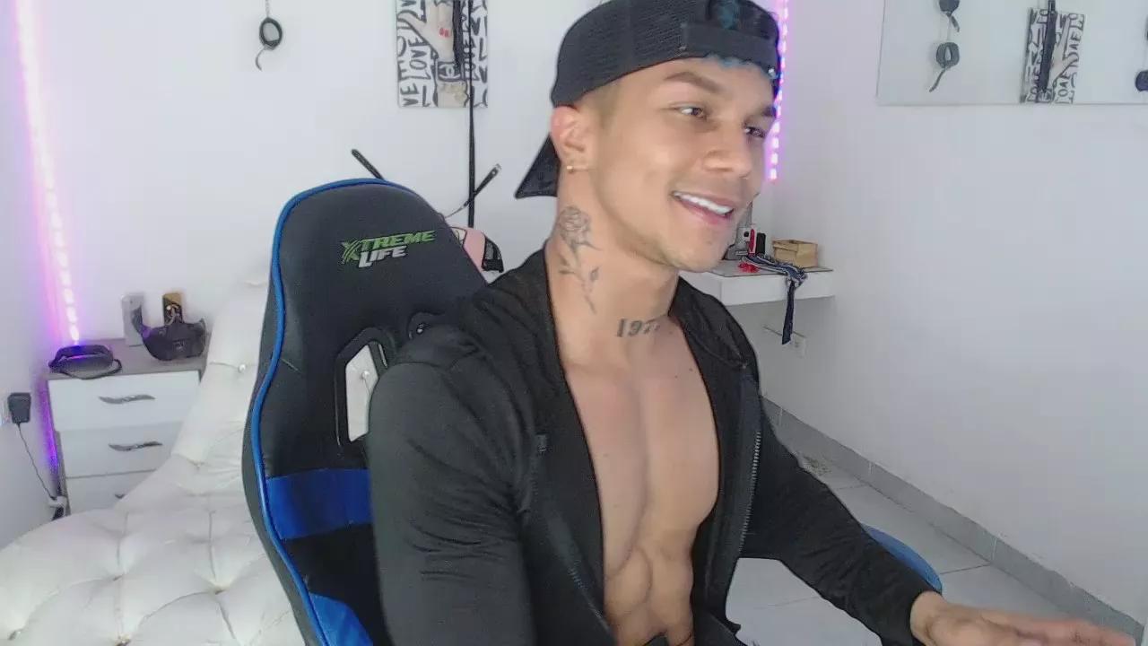 Leonard_Price on Cam4 