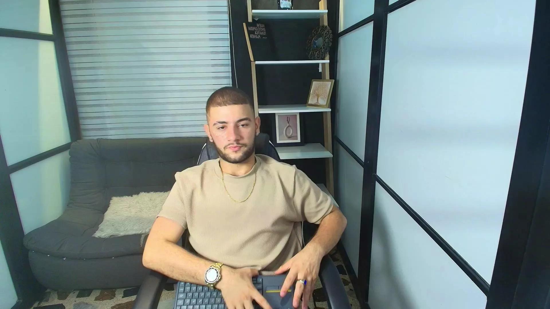 MaximusDicks on Cam4 