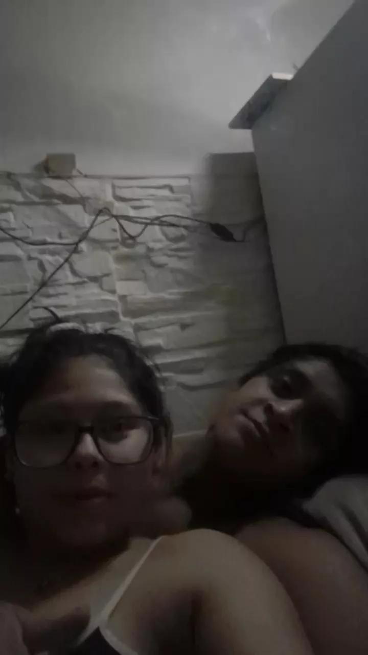 Parejaacaliente on Cam4 