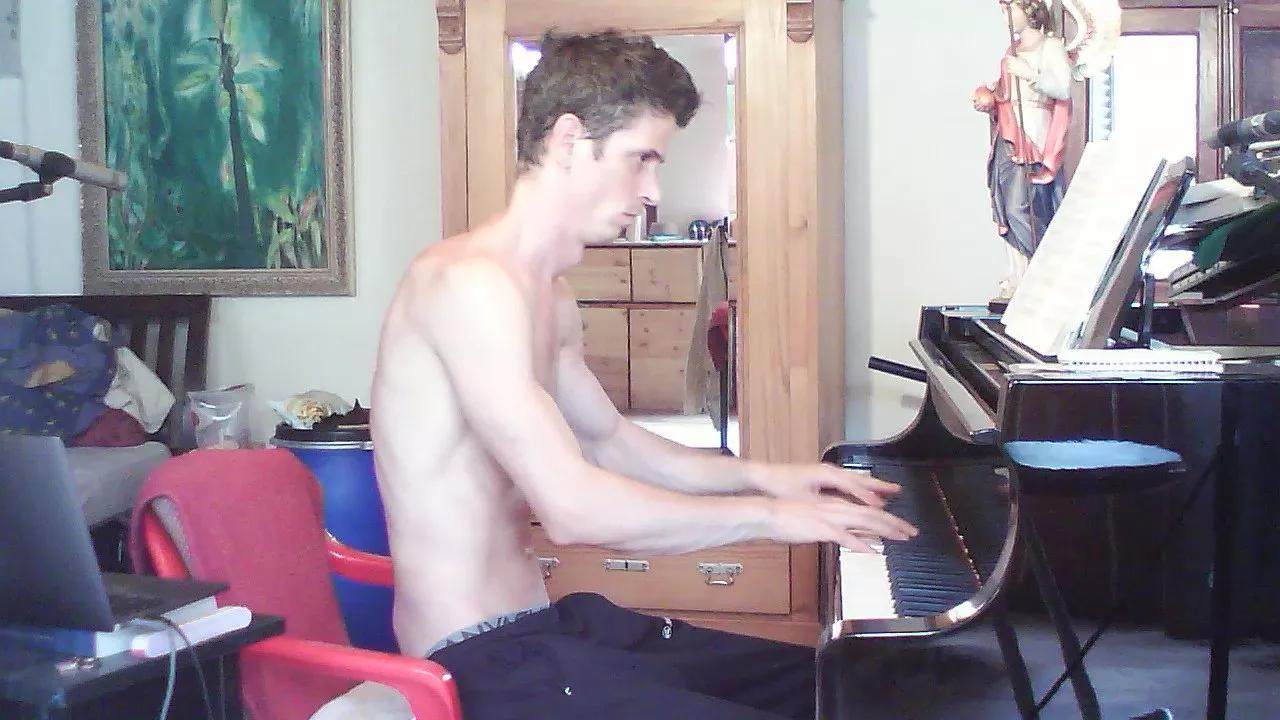 PianoTobe on Cam4 