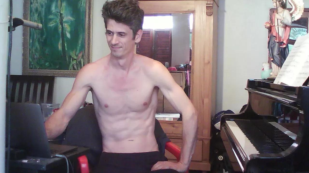 PianoTobe on Cam4 