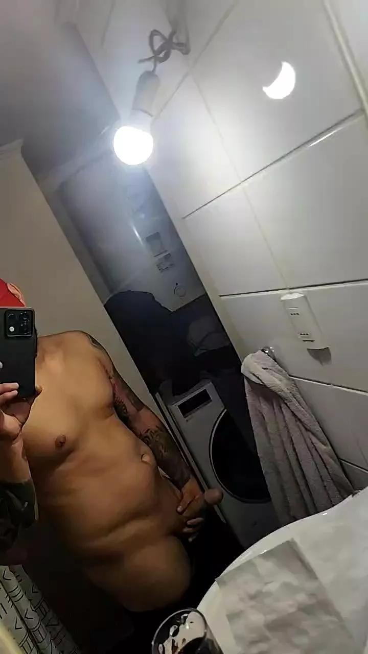 ryan23_hot on Cam4 