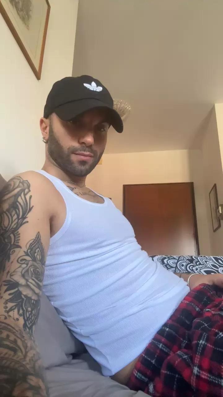 Santos_94 on Cam4 