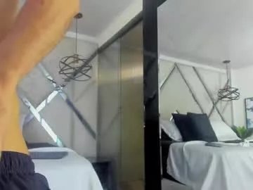 Freechat yiyo10_ on Chaturbate