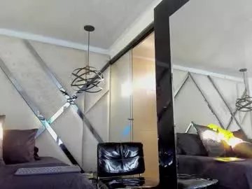 Freechat yiyo10_ on Chaturbate