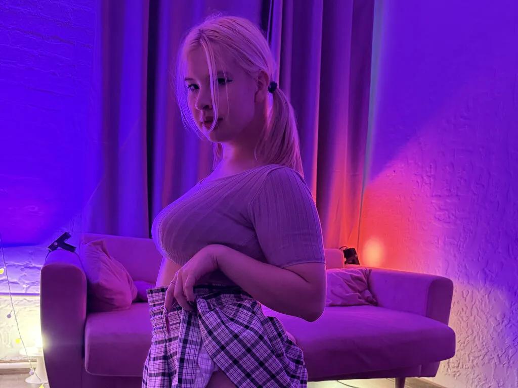 AlanaMoons on LiveJasmin