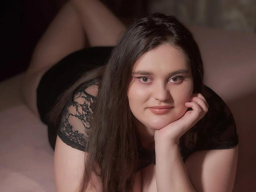 Explore SaraElise, she wants to masturbate for you SaraElise from LiveJasmin