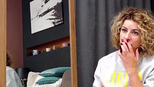 AnayseMaze from StripChat