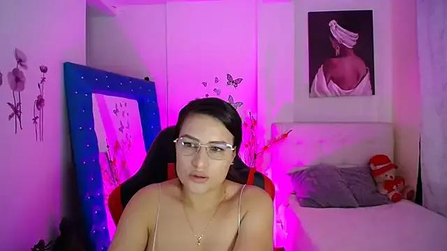 esmeraldaa230 on StripChat 