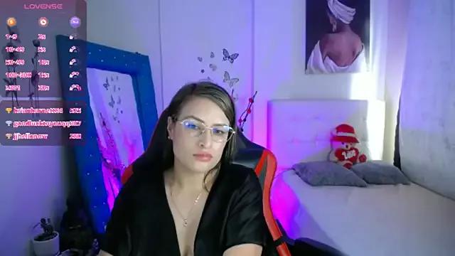 esmeraldaa230 on StripChat 