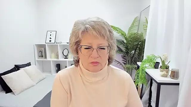 EvelynJoyful on StripChat 