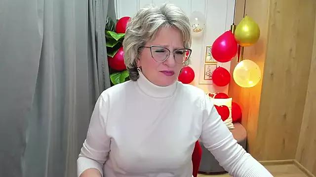 EvelynJoyful on StripChat 