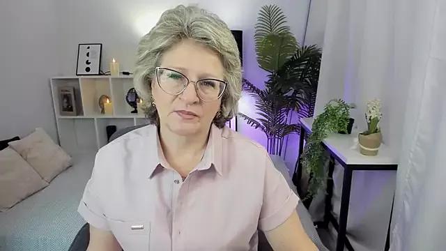 EvelynJoyful on StripChat 