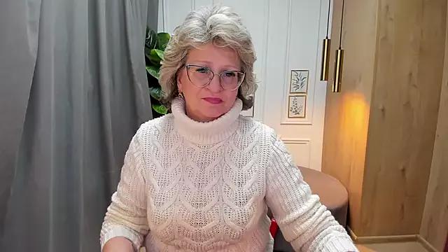 EvelynJoyful on StripChat 