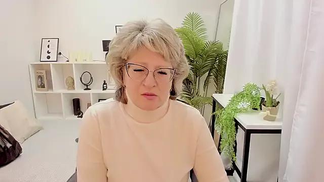 EvelynJoyful on StripChat 