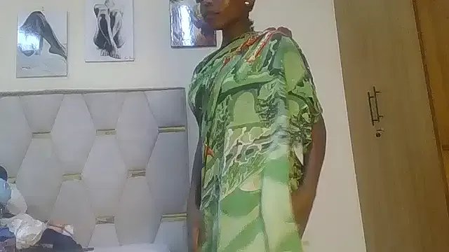 Freechat Fine_assie on StripChat