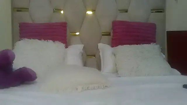 Freechat Fine_assie on StripChat