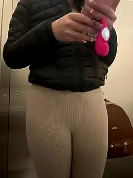 Cute Isabella21_ wants you to fuck her body now Isabella21_ from StripChat