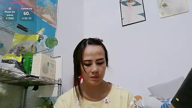Lily7613 on StripChat 