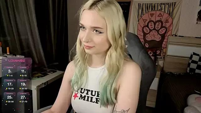 Lucyinthesheets on StripChat 