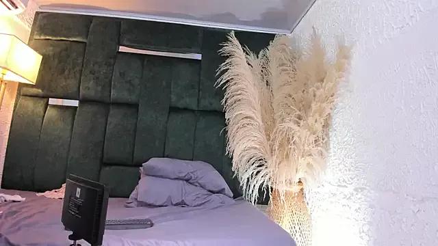 LunaBrian on StripChat 
