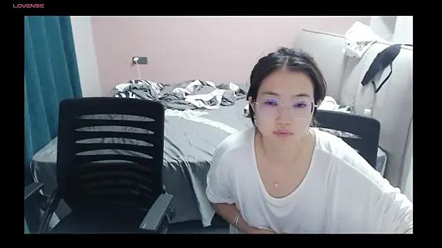 Masturbate to slutty camwhore Redrose520 redrose520 from StripChat