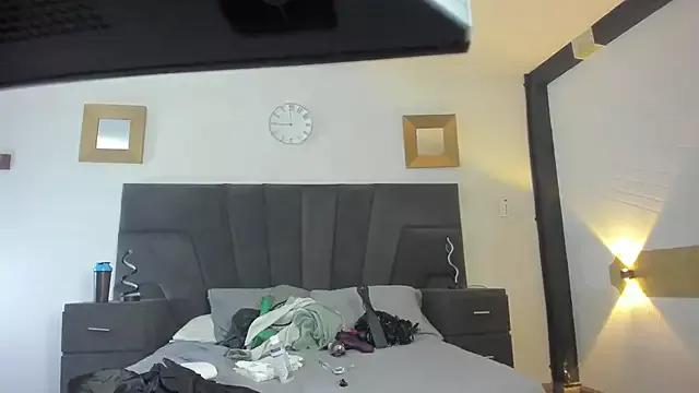 RoxyAndAron on StripChat 